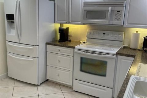 Condo in Clearwater, Florida, 2 bedrooms  № 392423 - photo 13