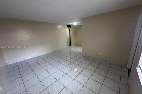 Condo in Hollywood, Florida, 1 bedroom № 2172211 - photo 3