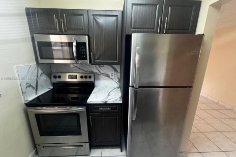 Condo in Hollywood, Florida, 1 bedroom № 2172211 - photo 6