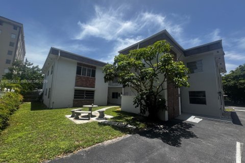 Condo in Hollywood, Florida, 1 bedroom № 2172211 - photo 2