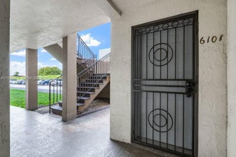 Condominio en venta en Hialeah Gardens, Florida, 2 dormitorios, 85.47 m2 № 1996215 - foto 7