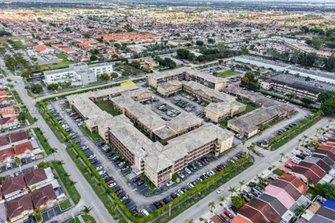 Condominio en venta en Hialeah Gardens, Florida, 2 dormitorios, 85.47 m2 № 1996215 - foto 23