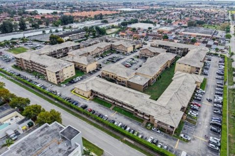 Condominio en venta en Hialeah Gardens, Florida, 2 dormitorios, 85.47 m2 № 1996215 - foto 21
