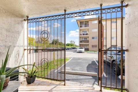Condominio en venta en Hialeah Gardens, Florida, 2 dormitorios, 85.47 m2 № 1996215 - foto 6