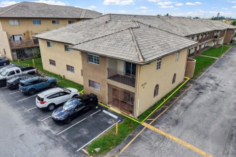 Condominio en venta en Hialeah Gardens, Florida, 2 dormitorios, 85.47 m2 № 1996215 - foto 2