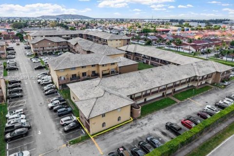 Condominio en venta en Hialeah Gardens, Florida, 2 dormitorios, 85.47 m2 № 1996215 - foto 4