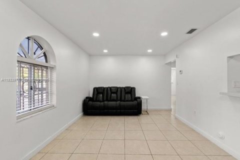 Condominio en venta en Hialeah Gardens, Florida, 2 dormitorios, 85.47 m2 № 1996215 - foto 8
