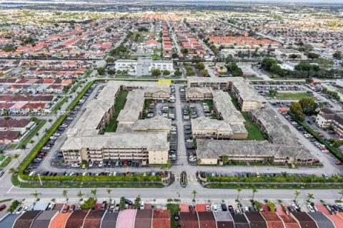 Condominio en venta en Hialeah Gardens, Florida, 2 dormitorios, 85.47 m2 № 1996215 - foto 24