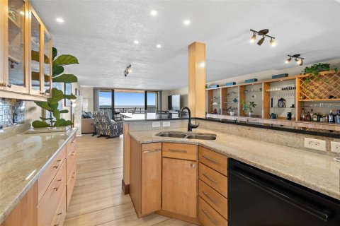 Condo in Cocoa Beach, Florida, 3 bedrooms  № 1734248 - photo 9