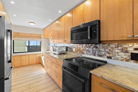 Condo in Cocoa Beach, Florida, 3 bedrooms  № 1734248 - photo 10