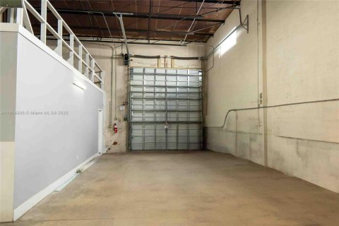 Commercial property in Hialeah, Florida № 1957753 - photo 21