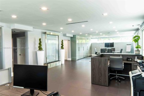 Commercial property in Hialeah, Florida № 1957753 - photo 7