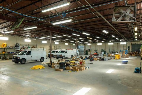 Commercial property in Hialeah, Florida № 1957753 - photo 18