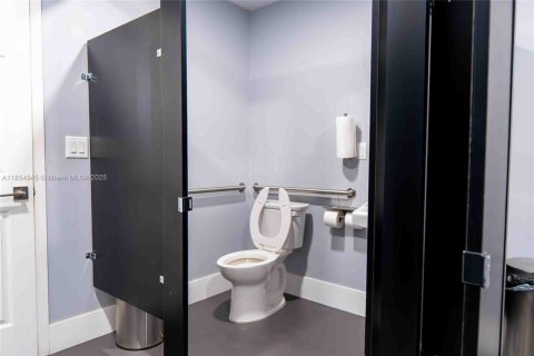 Commercial property in Hialeah, Florida № 1957753 - photo 23