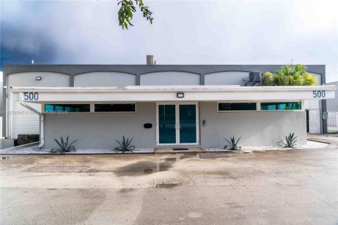 Commercial property in Hialeah, Florida № 1957753 - photo 1
