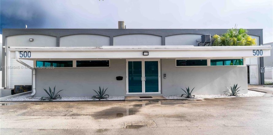 Commercial property in Hialeah, Florida № 1957753