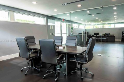 Commercial property in Hialeah, Florida № 1957753 - photo 10