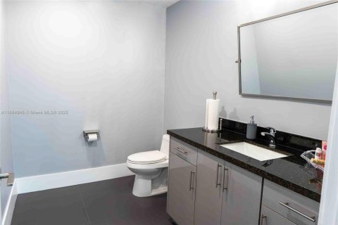 Commercial property in Hialeah, Florida № 1957753 - photo 13