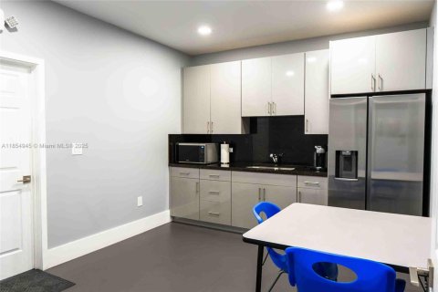 Commercial property in Hialeah, Florida № 1957753 - photo 17