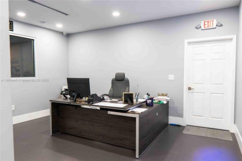 Commercial property in Hialeah, Florida № 1957753 - photo 15