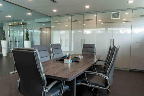 Commercial property in Hialeah, Florida № 1957753 - photo 11