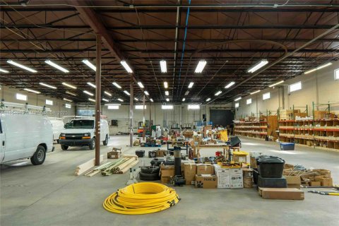 Commercial property in Hialeah, Florida № 1957753 - photo 20