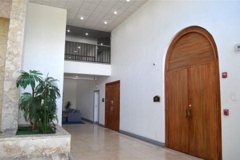 Condo in North Miami, Florida, 2 bedrooms  № 1865549 - photo 4