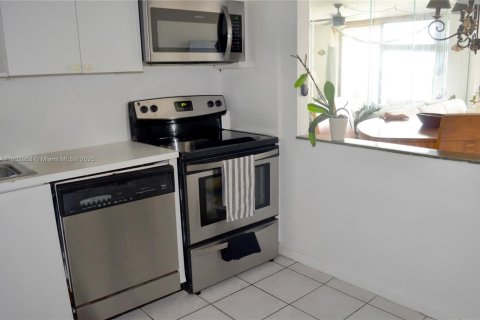 Condo in North Miami, Florida, 2 bedrooms  № 1865549 - photo 11