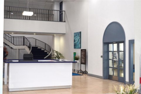 Condo in North Miami, Florida, 2 bedrooms  № 1865549 - photo 6