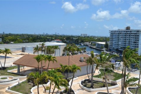 Condo in North Miami, Florida, 2 bedrooms  № 1865549 - photo 22