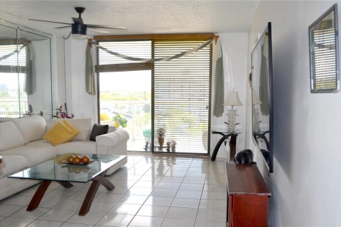 Condo in North Miami, Florida, 2 bedrooms  № 1865549 - photo 9
