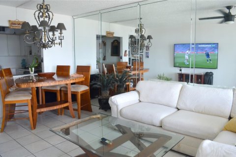 Condo in North Miami, Florida, 2 bedrooms  № 1865549 - photo 10