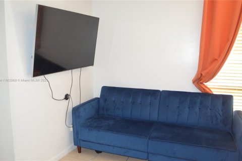 Condo in North Miami, Florida, 2 bedrooms  № 1865549 - photo 15