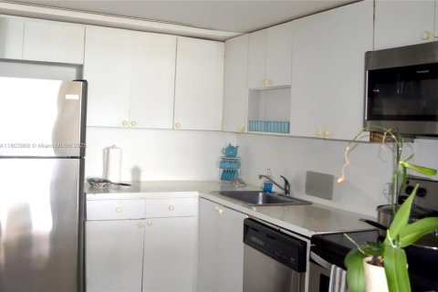Condo in North Miami, Florida, 2 bedrooms  № 1865549 - photo 12
