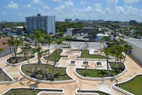 Condo in North Miami, Florida, 2 bedrooms  № 1865549 - photo 23