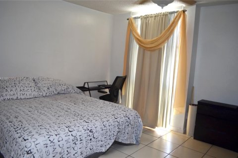 Condo in North Miami, Florida, 2 bedrooms  № 1865549 - photo 17