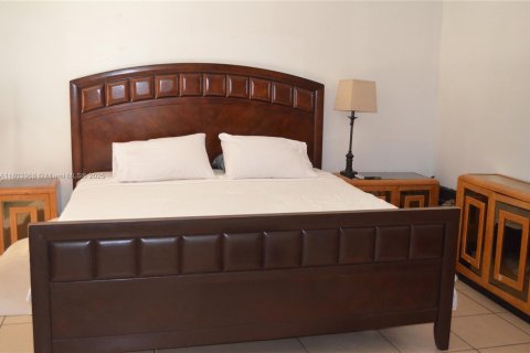 Condo in North Miami, Florida, 2 bedrooms  № 1865549 - photo 13