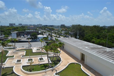 Condo in North Miami, Florida, 2 bedrooms  № 1865549 - photo 24