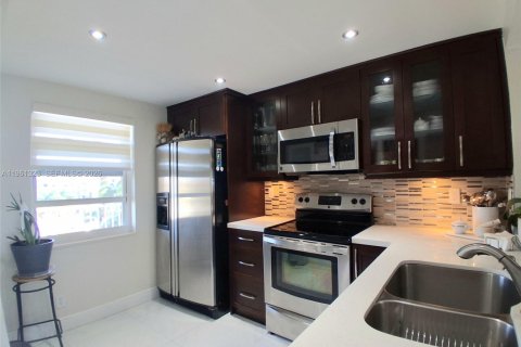 Condo in Sunrise, Florida, 2 bedrooms  № 2080810 - photo 12
