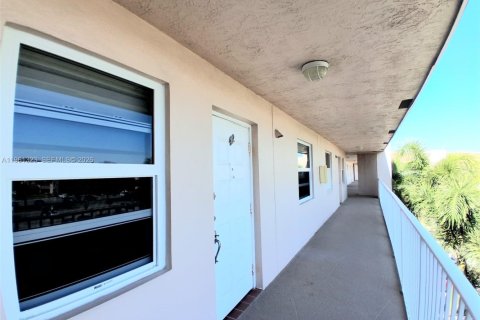 Condo in Sunrise, Florida, 2 bedrooms  № 2080810 - photo 3