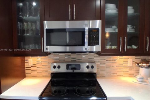 Condo in Sunrise, Florida, 2 bedrooms  № 2080810 - photo 8