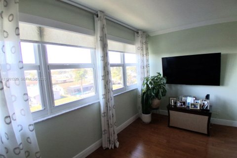 Condo in Sunrise, Florida, 2 bedrooms  № 2080810 - photo 17