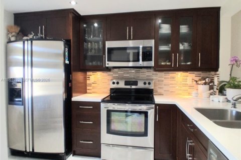 Condo in Sunrise, Florida, 2 bedrooms  № 2080810 - photo 11