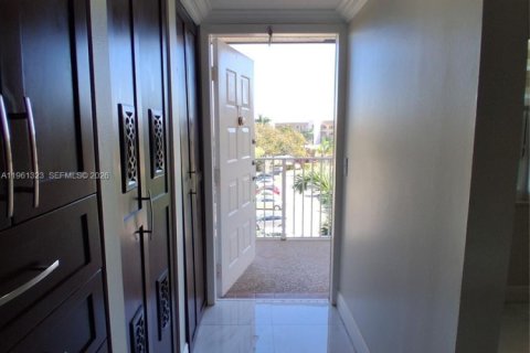 Condo in Sunrise, Florida, 2 bedrooms  № 2080810 - photo 6
