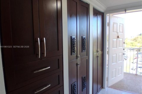 Condo in Sunrise, Florida, 2 bedrooms  № 2080810 - photo 9