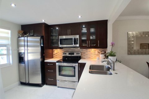 Condo in Sunrise, Florida, 2 bedrooms  № 2080810 - photo 13