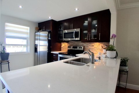 Condo in Sunrise, Florida, 2 bedrooms  № 2080810 - photo 15