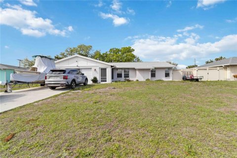 House in Venice, Florida 3 bedrooms, 139.26 sq.m. № 2110250