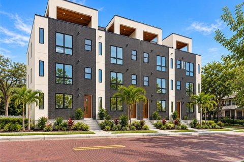 Townhouse in Tampa, Florida 4 bedrooms, 272.02 sq.m. № 2377814