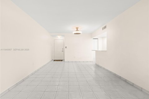 Купить кондоминиум в Майами, Флорида 2 спальни, 92.9м2, № 2180413 - фото 3